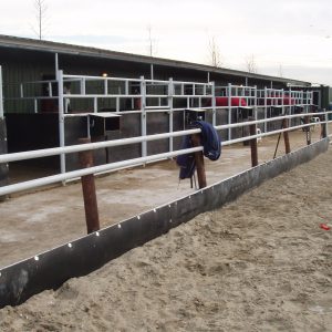 Zandkering gebruikt in rijbak
