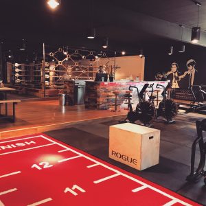 Rubber fitnesstegel en sprinttrack