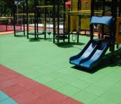 Rode en groene speelplaatstegels