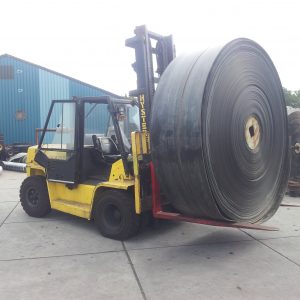 Transportband met koordlagen